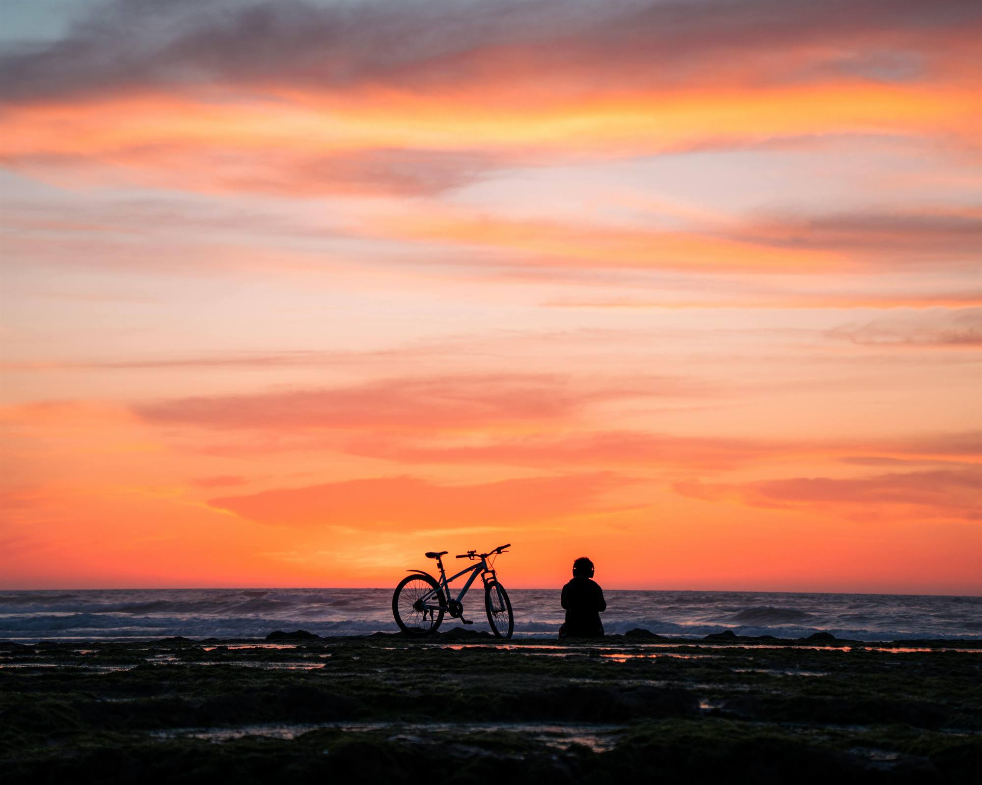 Una bicicleta al atardecer frente al mar en la Costa del Sol