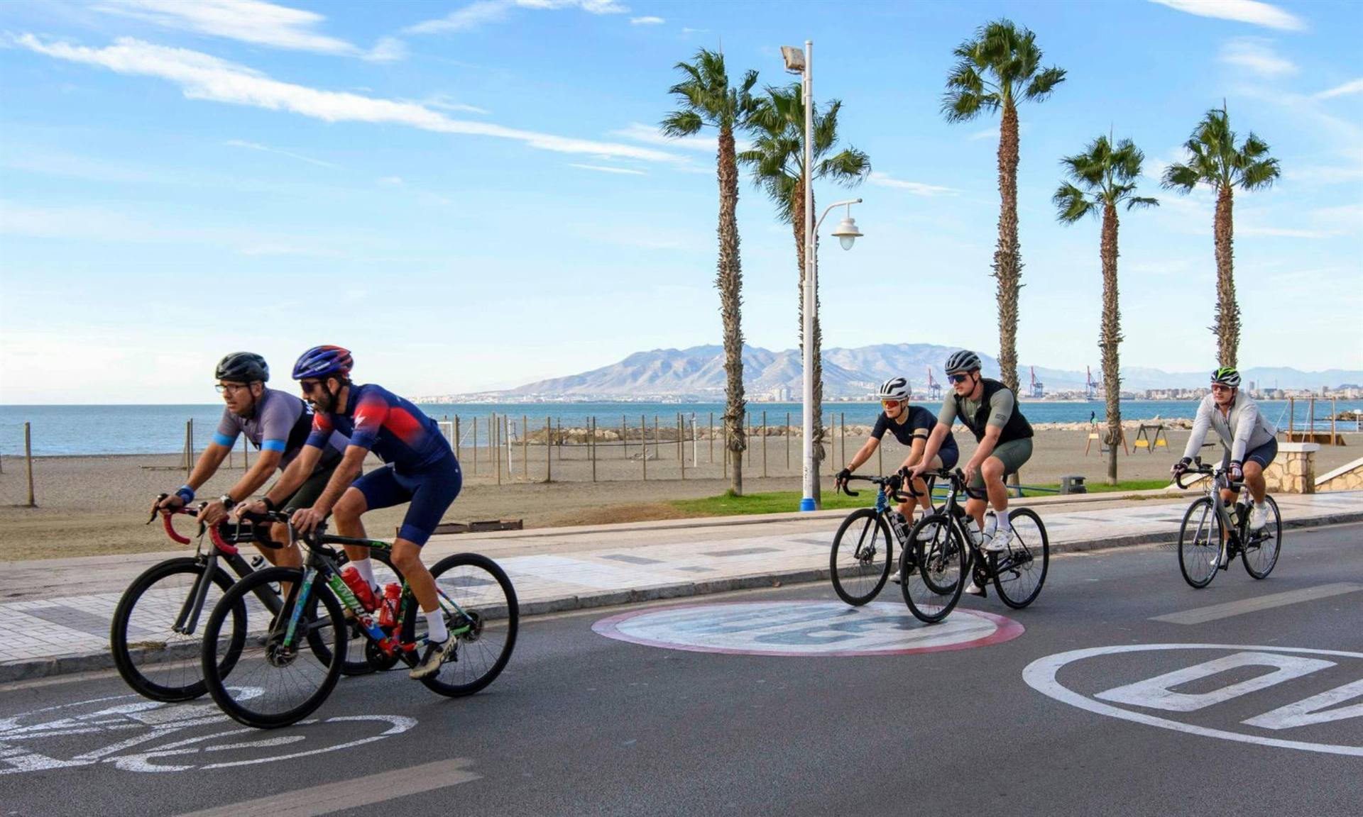 Ciclistas por el paseo marítimo de la Costa del Sol