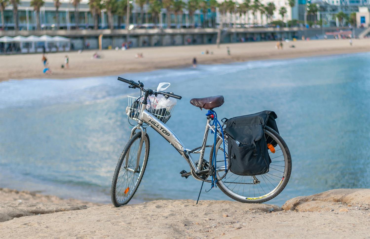 Una bicicleta parada junto al mar en la Costa del Sol