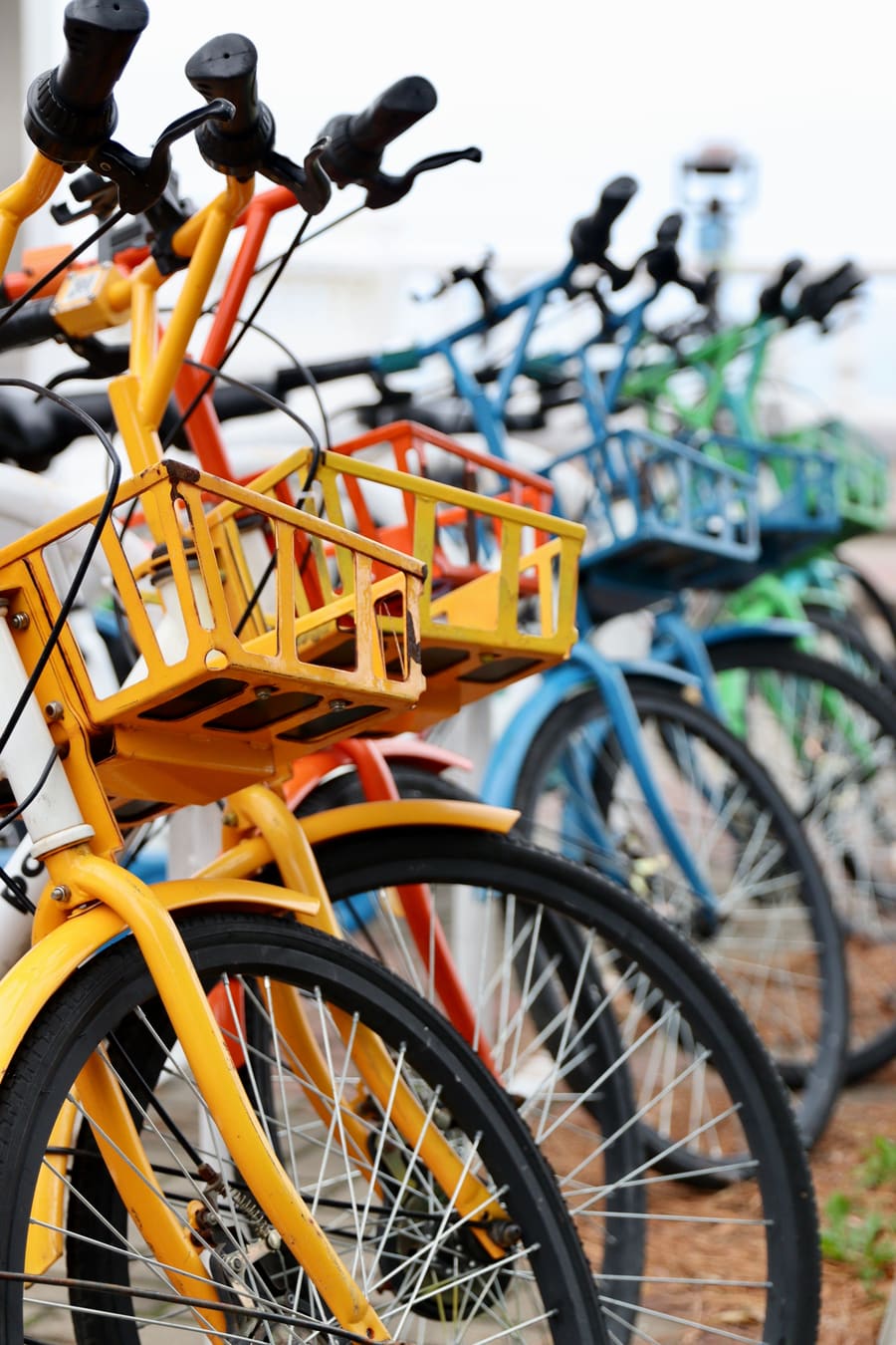 Bicis de colores aparcadas en la ciudad