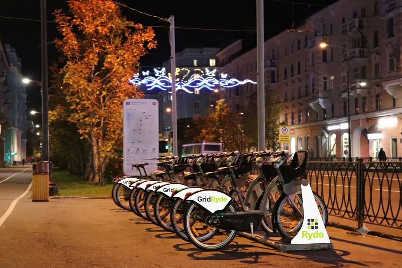 Bicis GridRyde aparcadas en la calle de noche