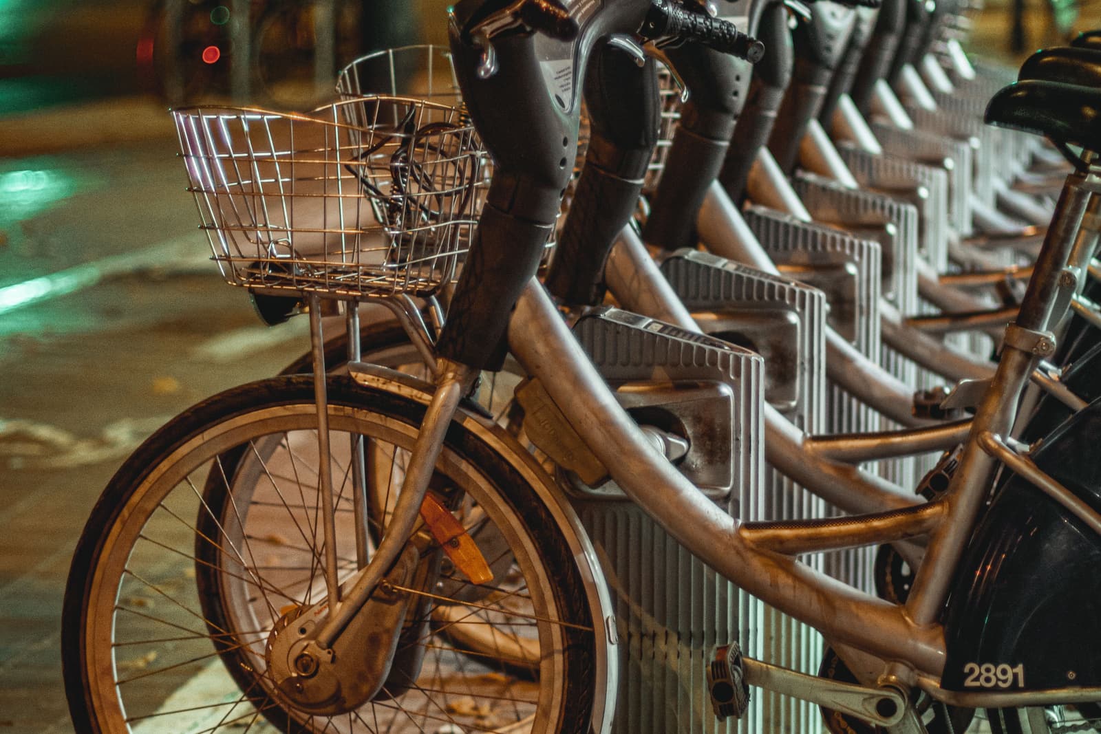 Bicis en la ciudad de noche