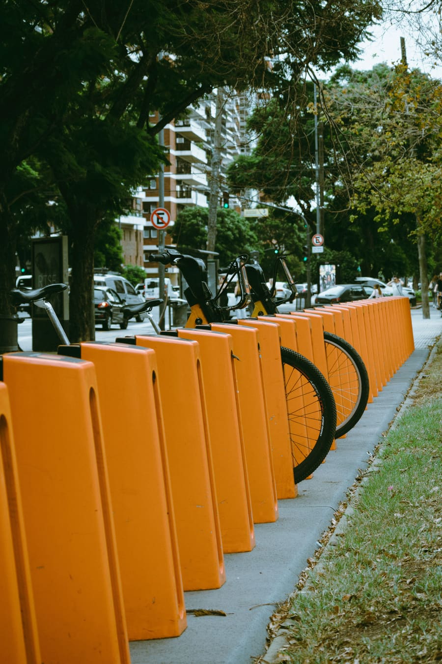 Persona alquilando una bici urbana con el móvil